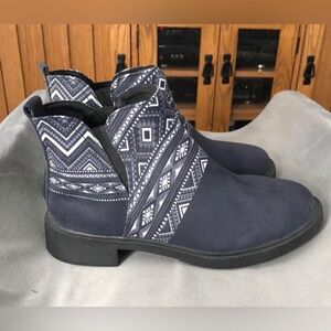 New Women’s Yes We vibe Black And White Aztec Boots, bootie -  Size 8